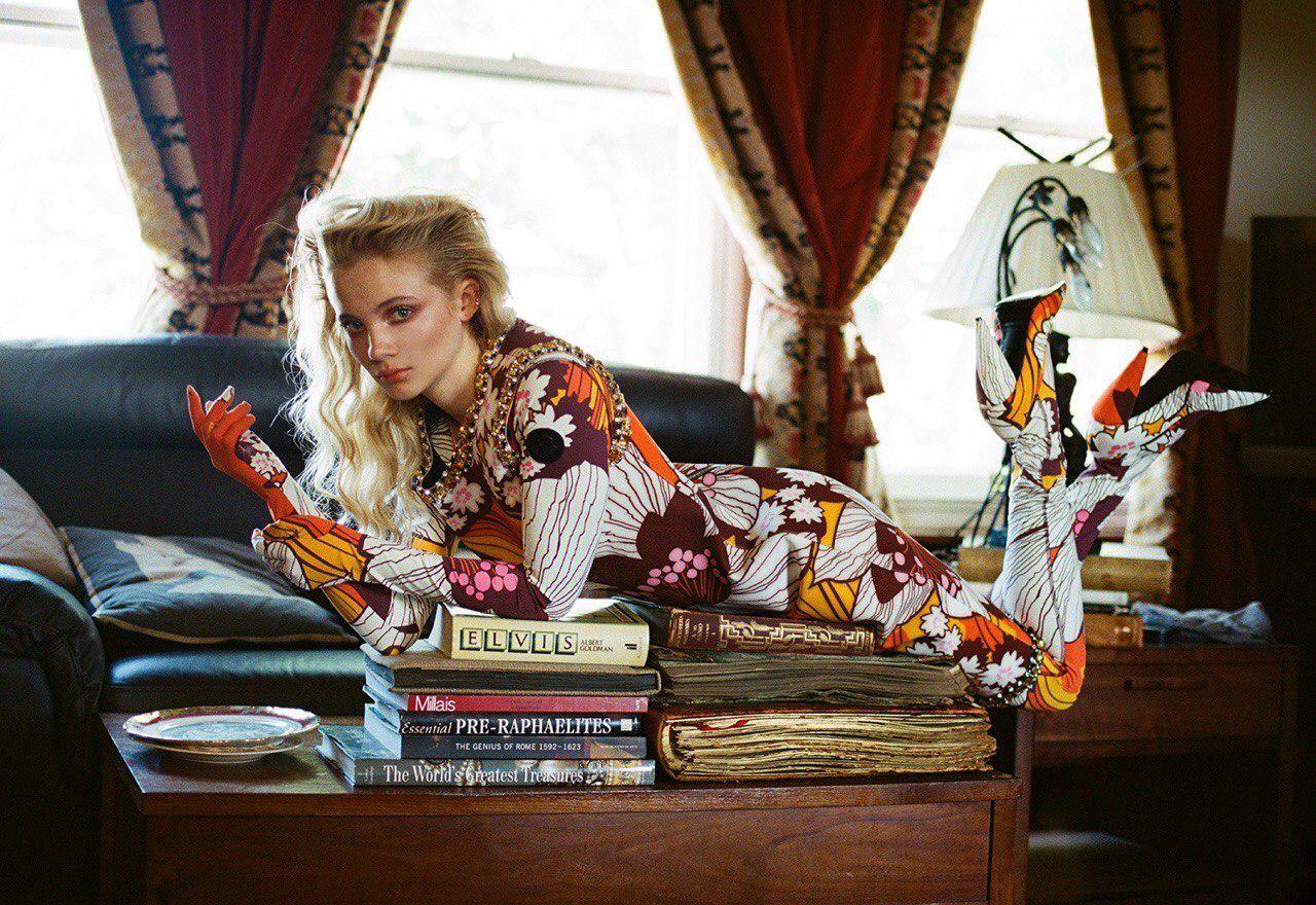 Юная звезда &quot;Ведьмака&quot; Фрейя Аллан показала точеную фигуру в стильных нарядах